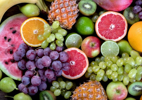 owoce-w-tle-pojecie-zdrowego-odzywiania-widok-z-gory