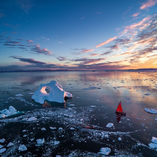 grenlandia-wczesnie-sunrise-iceberg-widok-z-lotu-ptaka-z-czerwonym-zaglowcem