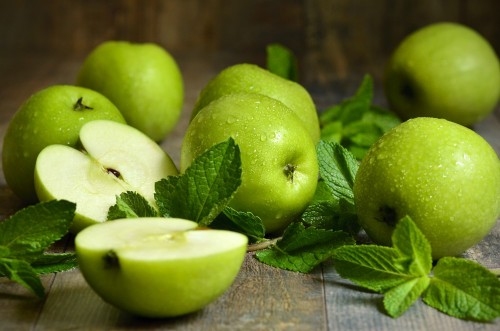 zielone-jablka-z-liscmi