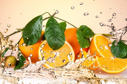 pomaranczowe-owoce-i-plusk-wody