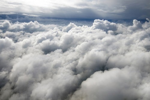 nad-chmurami-na-niebie-widok-zza-chmur-latajace-nad-chmurami-w-przestrzeni-przestrzen-bez-granic-pogoda-i-klimat-duze-chmury