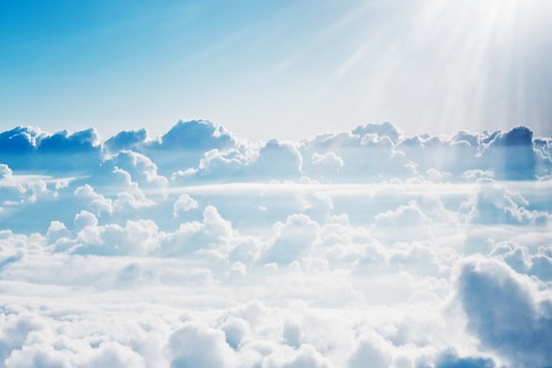 widok-z-lotu-ptaka-na-biale-puszyste-chmury