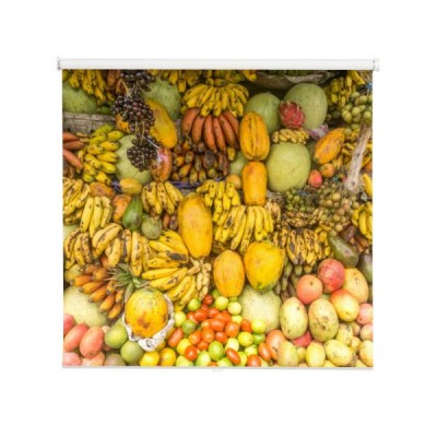 owoce-sklep-na-tropikalnym-rynku