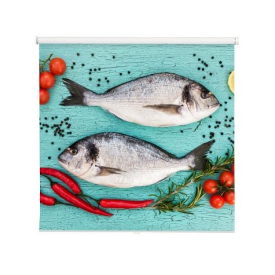 surowa-dorado-ryba-czeresniowi-pomidory-czosnek-i-cytryna-na-blekitnym-tle-widok-z-gory