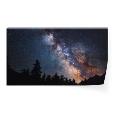 astrofotografia-drogi-mlecznej-sylwetka-gor-gwiazdy-mglawica-i-stardust-w-nocnym-niebie-krajobraz