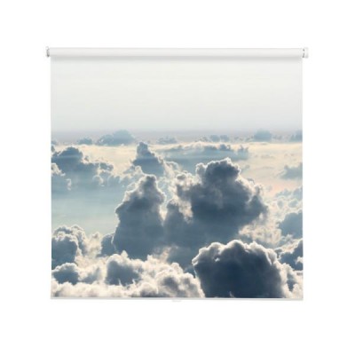 chmury-jak-wzgorza-na-niebie-widok-z-okna-samolotu