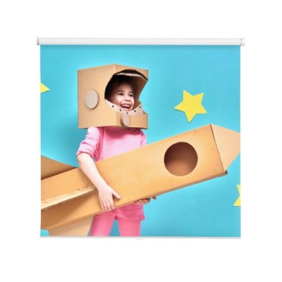 dziewczynka-w-stroju-astronauty-wykonanego-z-kartonu