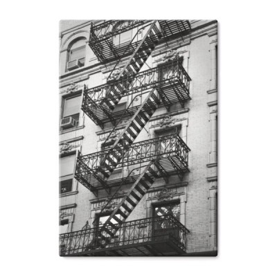 fasada-budynku-ze-schodami-przeciwpozarowymi-w-czerni-i-bieli