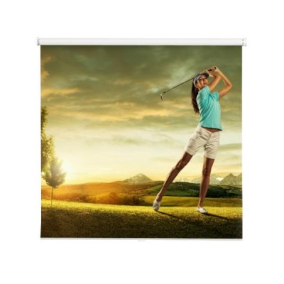 kobieta-golfistka-uderzajaca-pileczke