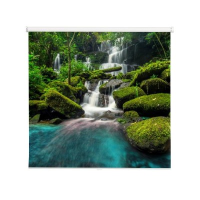 piekny-wodospad-w-zielonym-lesie-w-dzungli