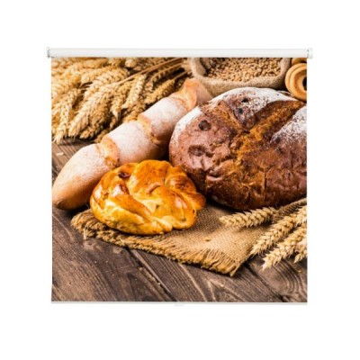 aromatyczny-chleb-na-drewnianym-stole