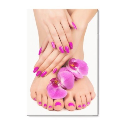 rozowy-manicure-i-pedicure-z-kwiatem-orchidei