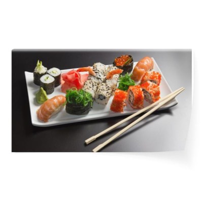 zestaw-sushi-podany-na-talerzu