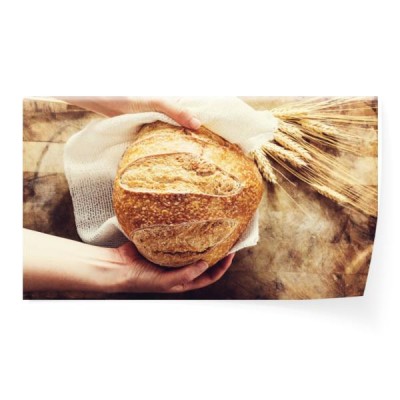 piekarz-trzyma-bochenek-chleba