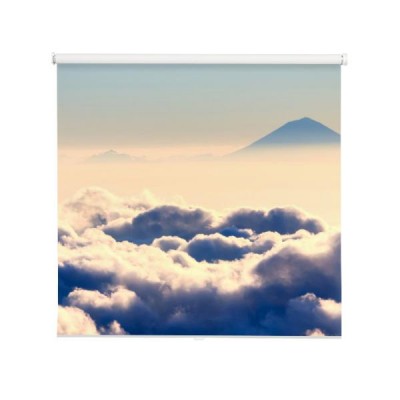 halny-szczyt-nad-morze-chmury-i-mgla-w-zmierzchu-czasie-przy-halnym-rinjani-aktywny-wulkan-przy-lombok-wyspa-indonezja