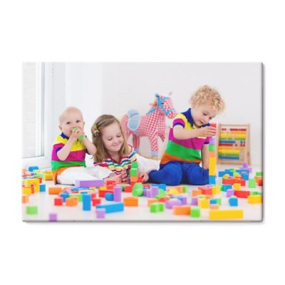 dzieci-bawiace-sie-kolorowe-bloki-zabawki
