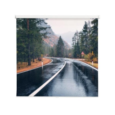 droga-w-jesien-lesie-w-deszczu-doskonala-asfaltowa-gorska-droga-w-pochmurny-deszczowy-dzien-jezdnia-z-odbiciem-i-sosnami-w-wloskich