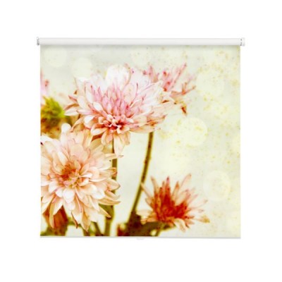 rozowi-kwiaty-z-rdzewiejacym-antykiem-textured-tlem