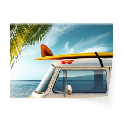 samochod-z-deska-surfingowa-przy-plazy