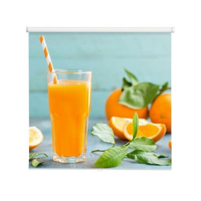 sok-pomaranczowy-w-szklanych-i-swiezych-owoc-z-liscmi-na-drewnianym-tle-witamina-napoju-lub-koktajlu