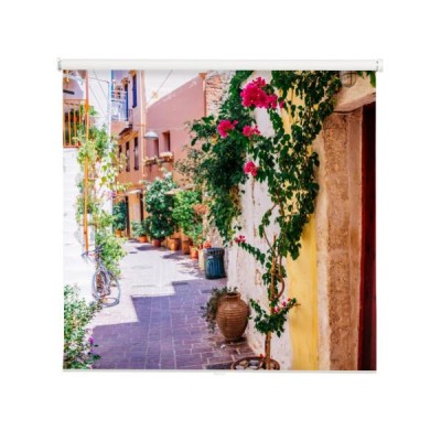 kolorowa-uliczka-starego-miasta-chania-z-kwitnacymi-kwiatami-kreta-grecja