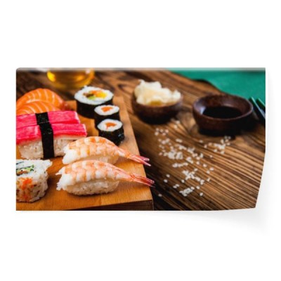 zestaw-sushi-podany-na-drewnianym-stole