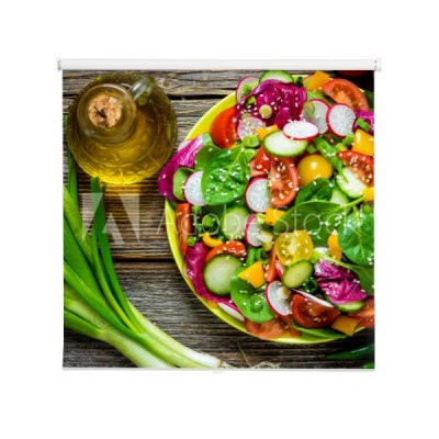 swiezego-warzywa-salatka-na-drewnianym-tle