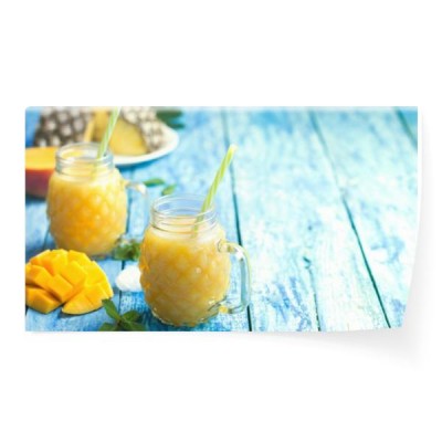 swiezy-ananasowy-i-mangowy-smoothie-w-dwa-szklach-z-owoc-na-torquise-drewnianym-nieociosanym-tle