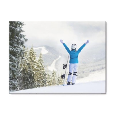 mloda-kobieta-z-deska-snowboardowa-stojaca-na-stoku