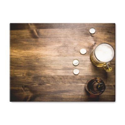 styl-piwa-butelka-piwo-w-szkle-i-obejmuje-na-drewnianym-stole-wolne-miejsce-na-tekst