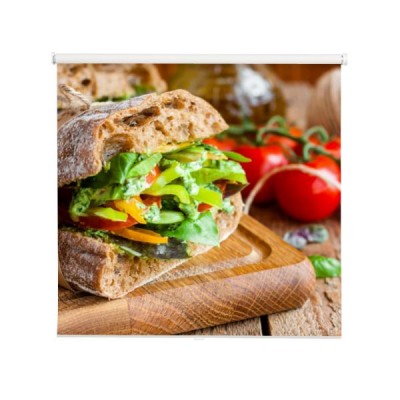 kanapka-wegetarianska-z-warzywami-i-pesto