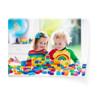 dzieci-bawiace-sie-kolorowe-plastikowe-bloki