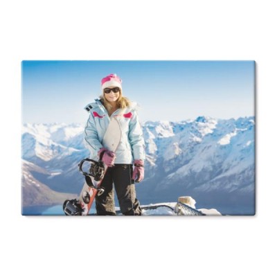 kobieta-z-deska-snowboardowa-na-gorskim-szczycie