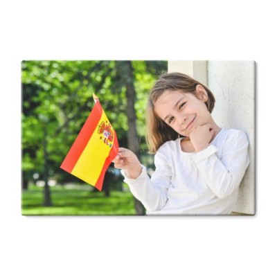 wesola-mloda-dziewczyna-z-hiszpanska-flaga