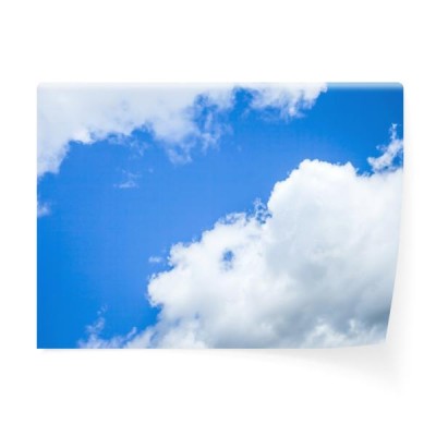 niebieskie-niebo-z-bialymi-chmurami