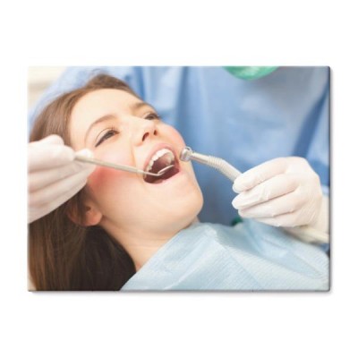 dentysta-w-pracy-na-pacjenta