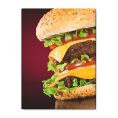 smakowity-i-apetyczny-hamburger-na-ciemno-czerwonym