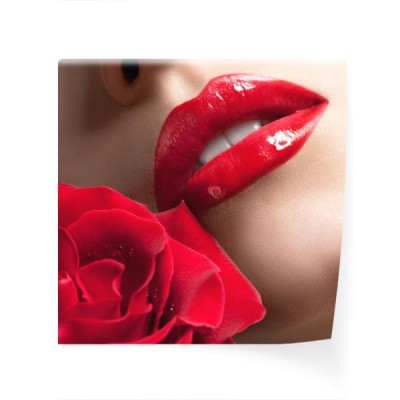 kobieta-z-czerwonymi-ustami-i-czerwona-roza