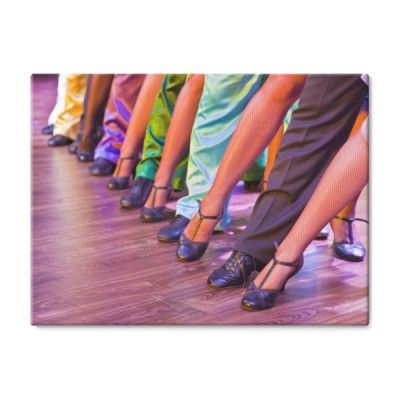 nogi-tancerza-na-scenie-w-pozycji-tanecznej-mezczyzna-kobieta-kolorowy