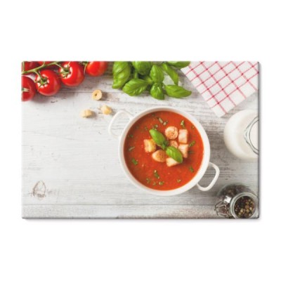 tradycyjna-zupa-pomidorowa-podawana-z-grzankami