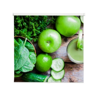 zielony-smoothie-z-jablkami-pietruszka-szpinakiem-ogorkiem-limonka-i-min