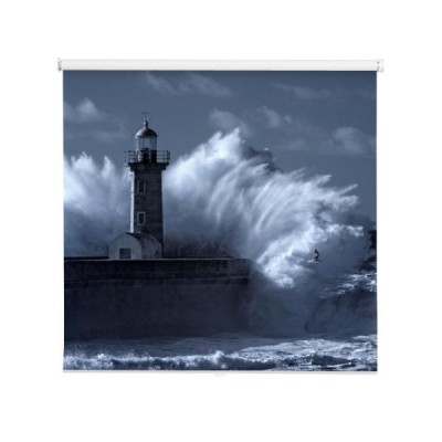 latarnia-morska-podczas-sztormu