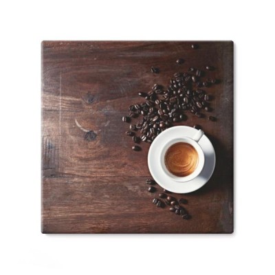 filizanka-espresso-z-ziaren-kawy-widziana-z-gory