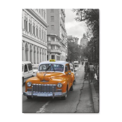 klasyczny-samochod-na-ulicy-kuba