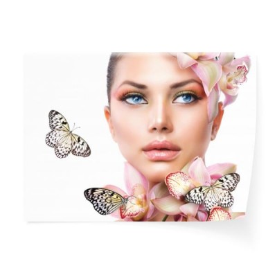 piekna-kobieta-z-orchidea-we-wlosach-oraz-motylami