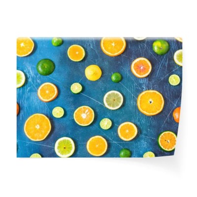 wzor-cytrusowy-na-niebieskim-tle-rozne-owoce-cytrusowe-plastry-pomaranczy-mandarynki-cytryny-limonki-widok-z-gory