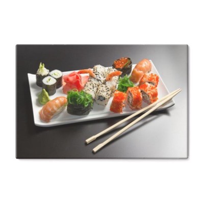 zestaw-sushi-podany-na-talerzu