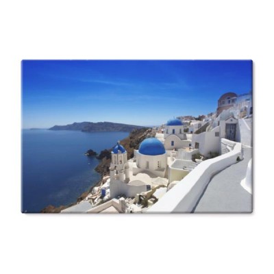 widok-na-kosciol-z-niebieskimi-kopulami-oraz-morze-na-wyspie-santorini-grecja