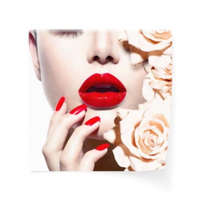 modna-kobieta-z-czerwonymi-ustami-i-paznokciami-oraz-kwiatami