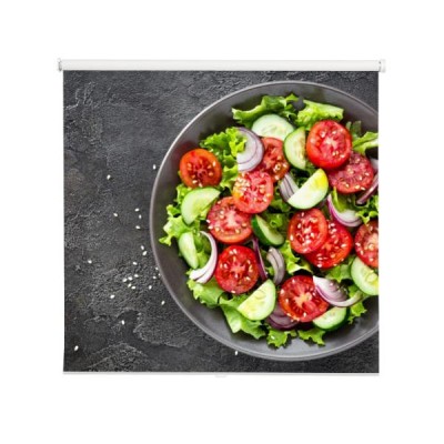 salatka-salatka-ze-swiezych-warzyw-z-pomidorami-ogorkiem-salata-i-czerwona-cebula